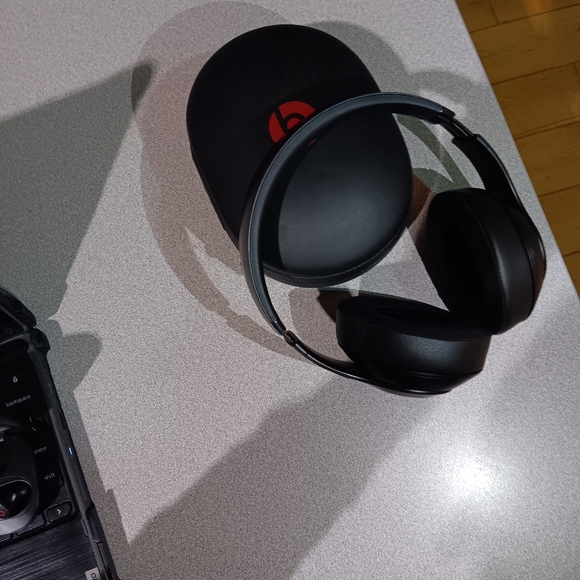 Beats - Picture 3 of 4